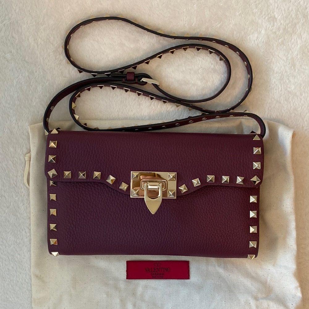 Valentino Garavani rock-stud leather bag! Can be worn crossbody.